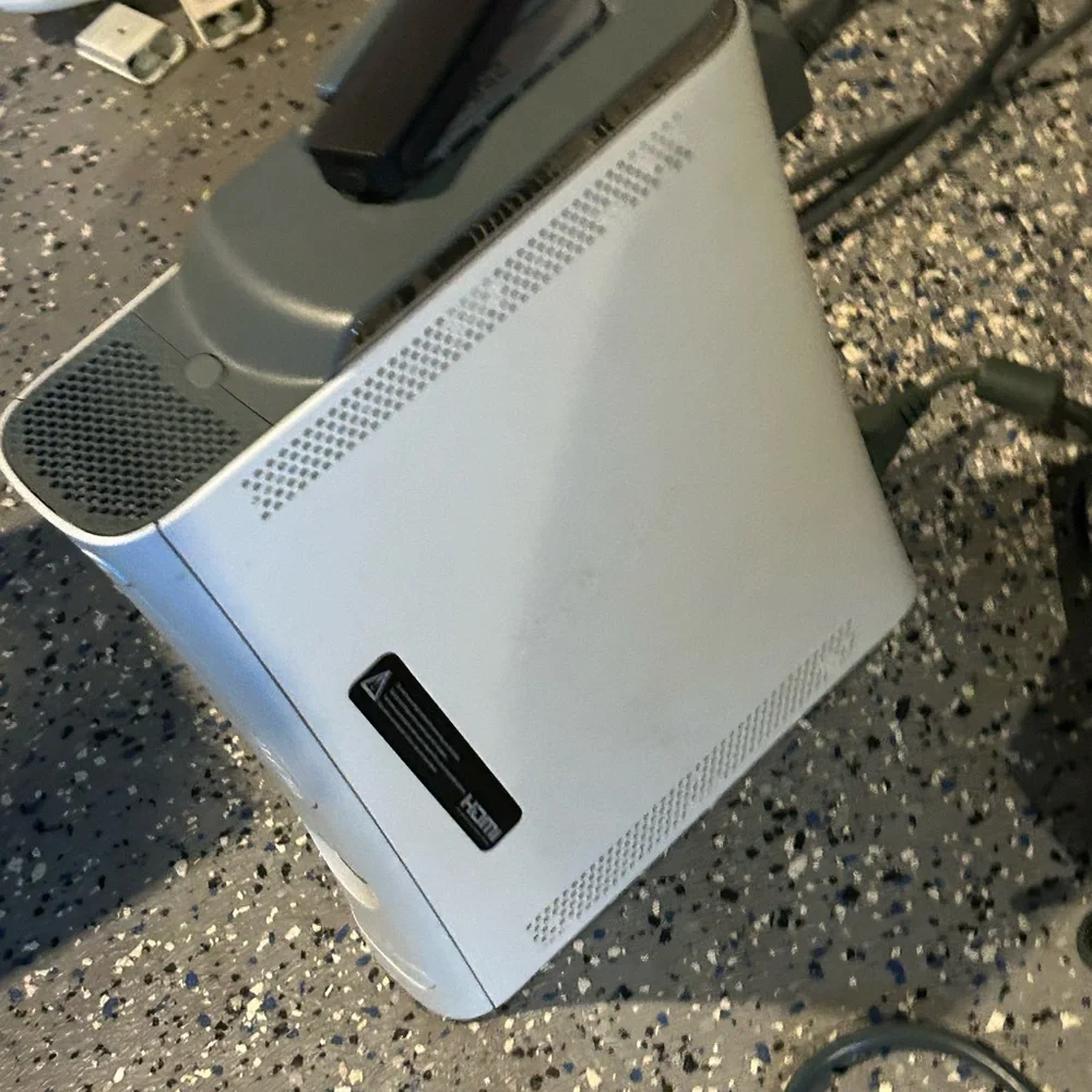 XBOX 360 + 4 Games + 2 Controllers (Used) 250 GB HDD
